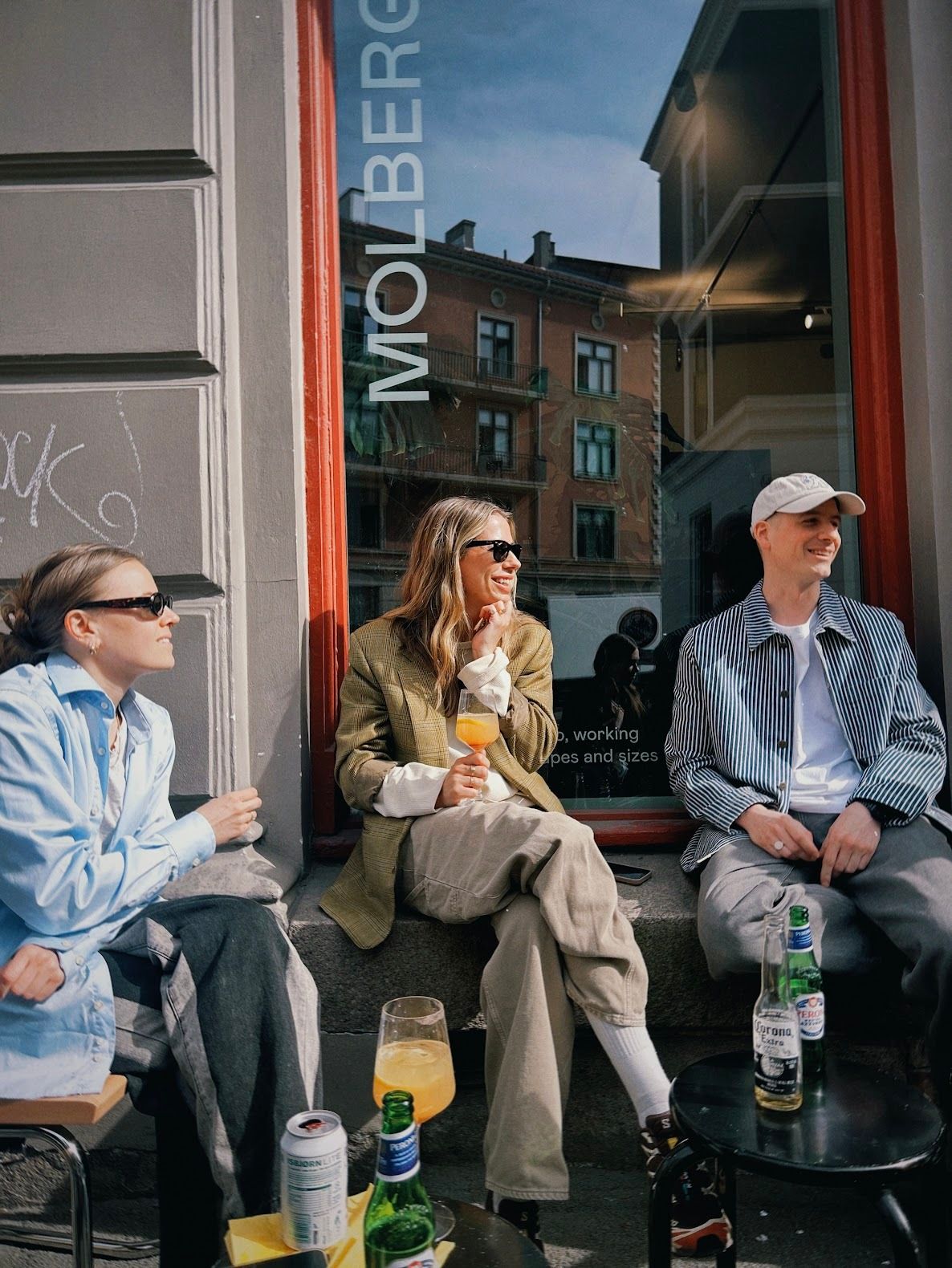 Soler seg i vinduskarmen