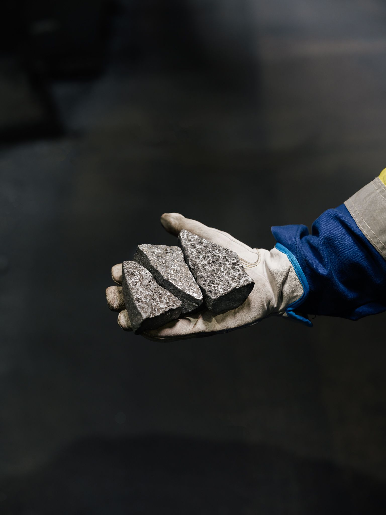 En hånd som holder materiale