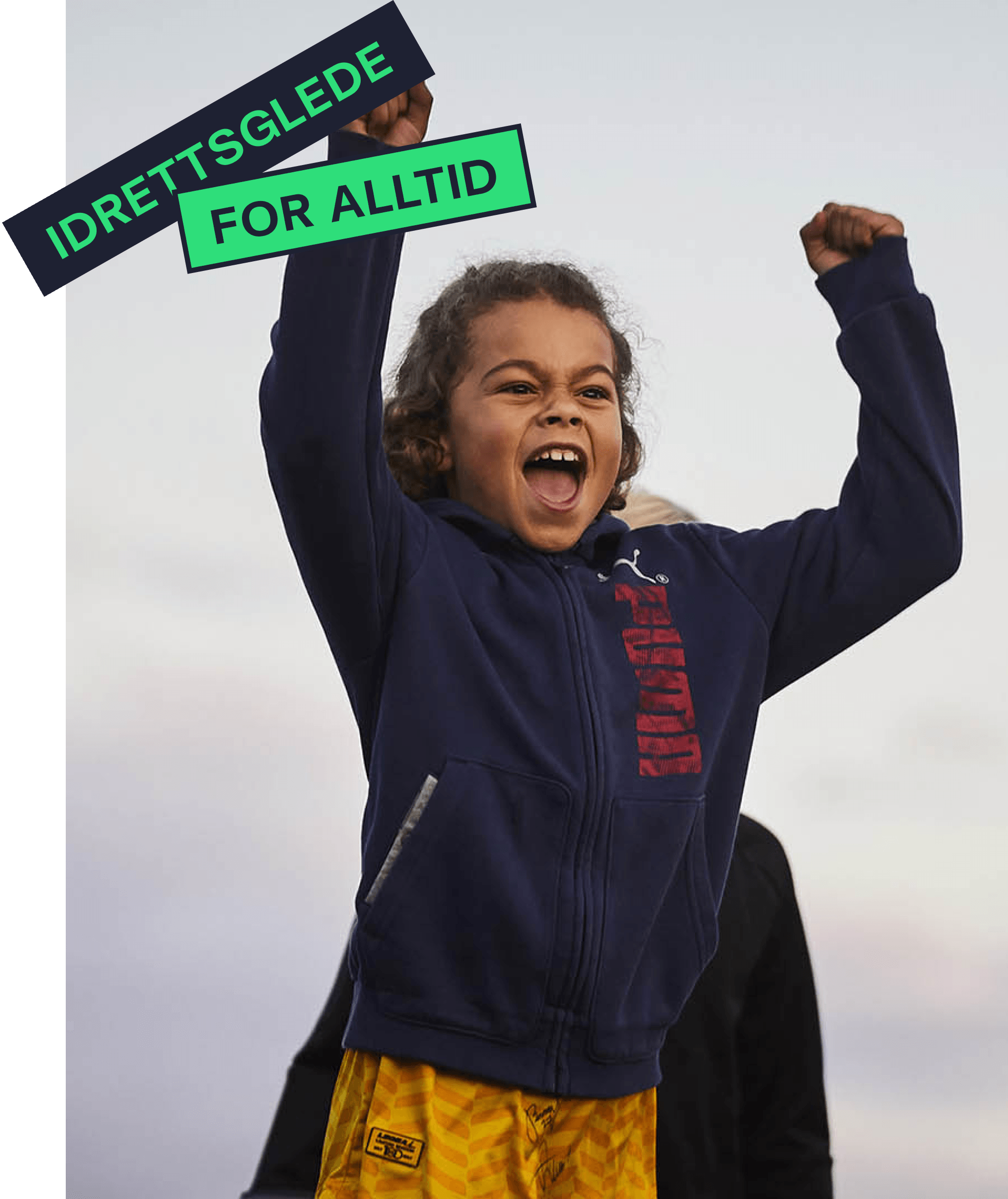 Barn som feirer med henda i lufta.