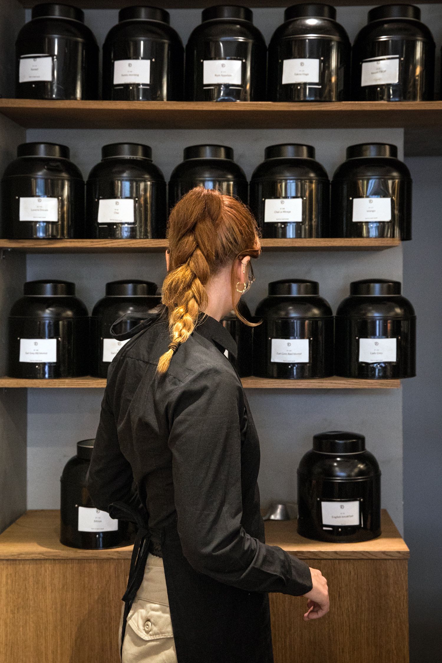 En dame som jobber i butikk