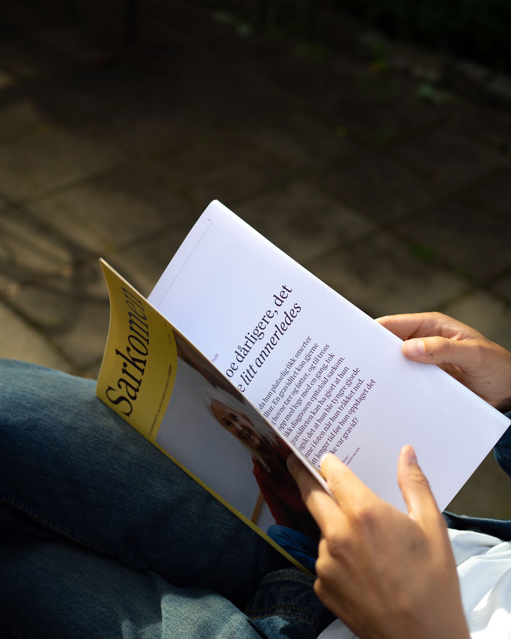 En person som blar i Sarkomen.