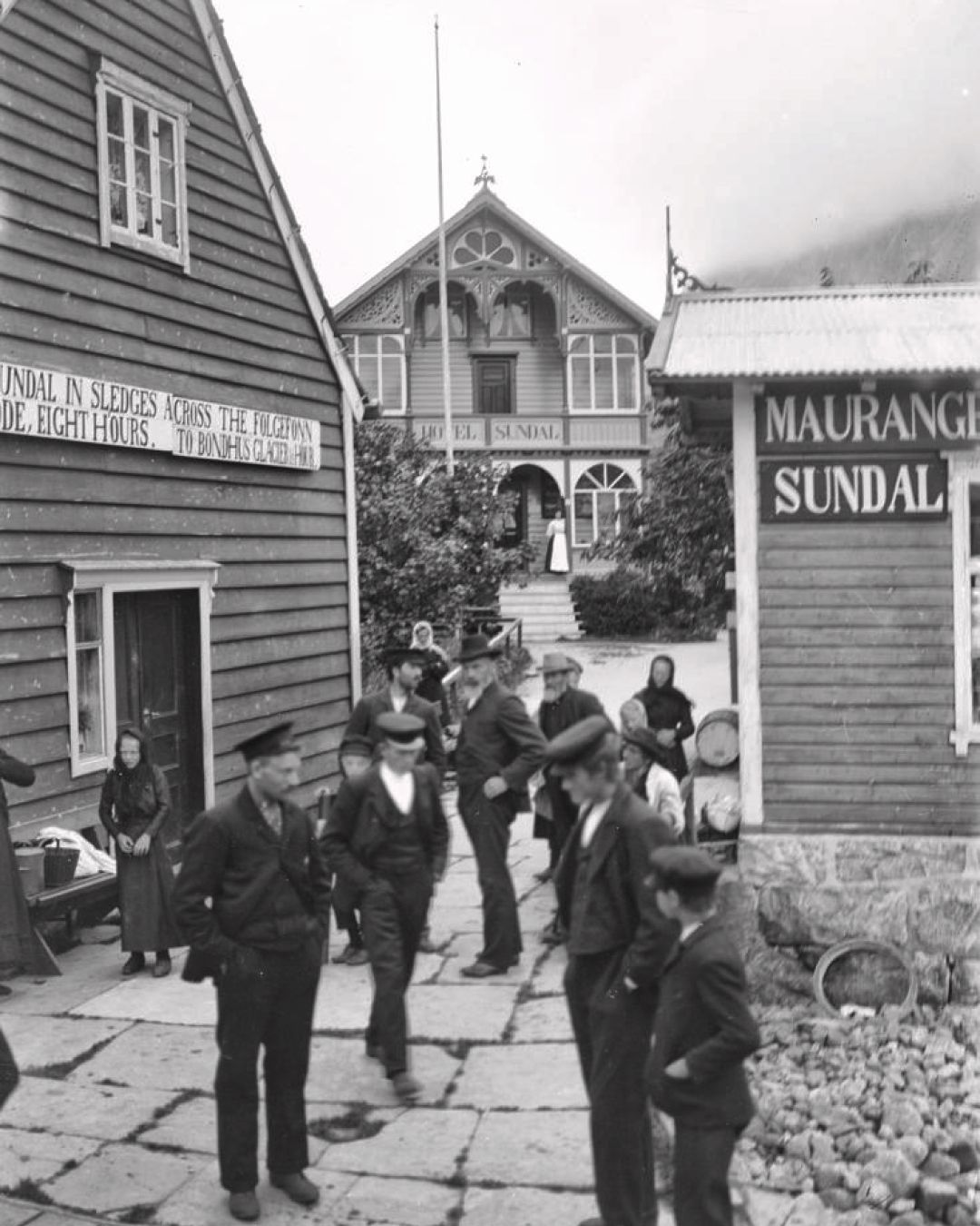 Mennesker utenfor hotell Sundal, gammelt bilde.