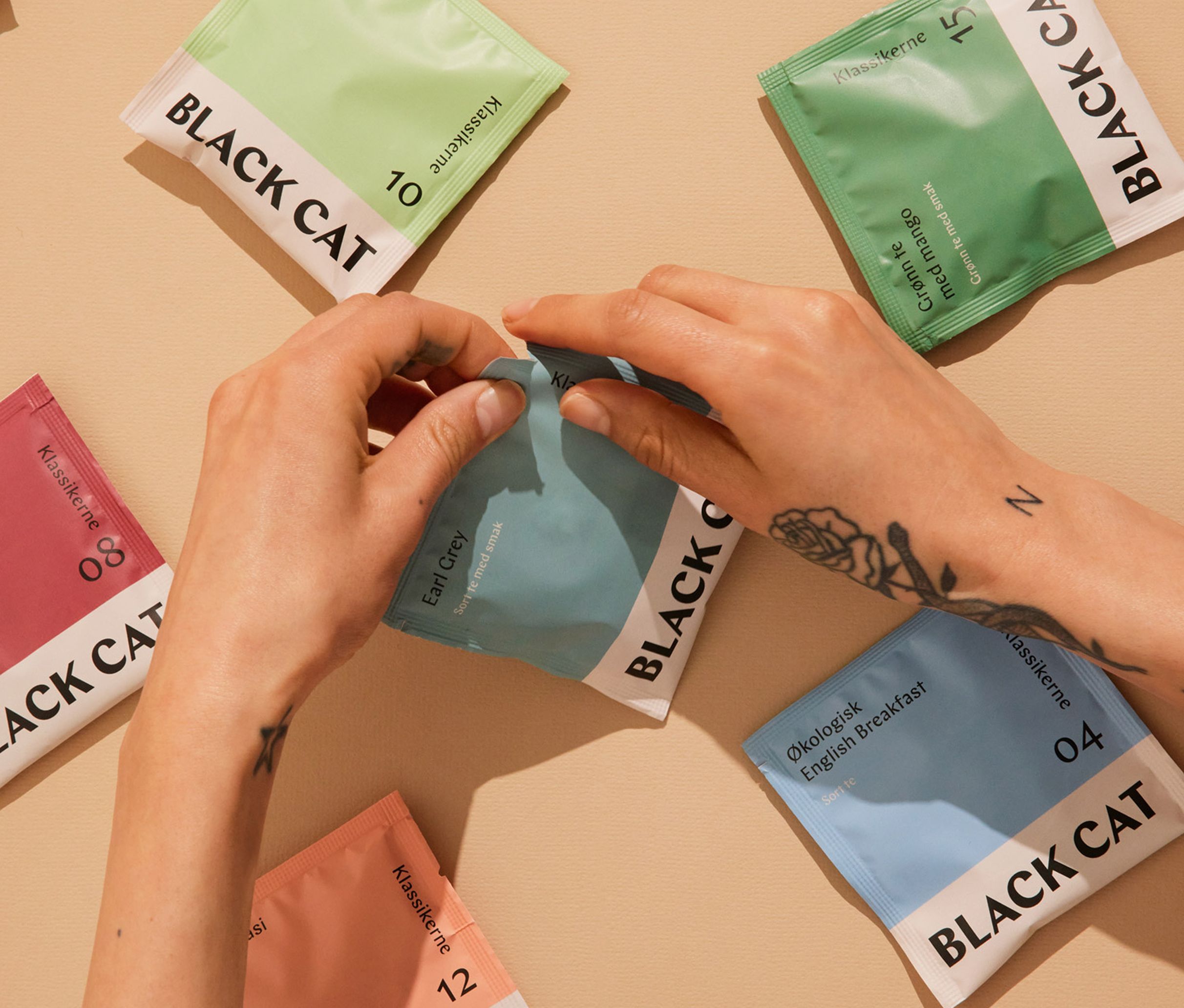 En som åpner opp en tepose