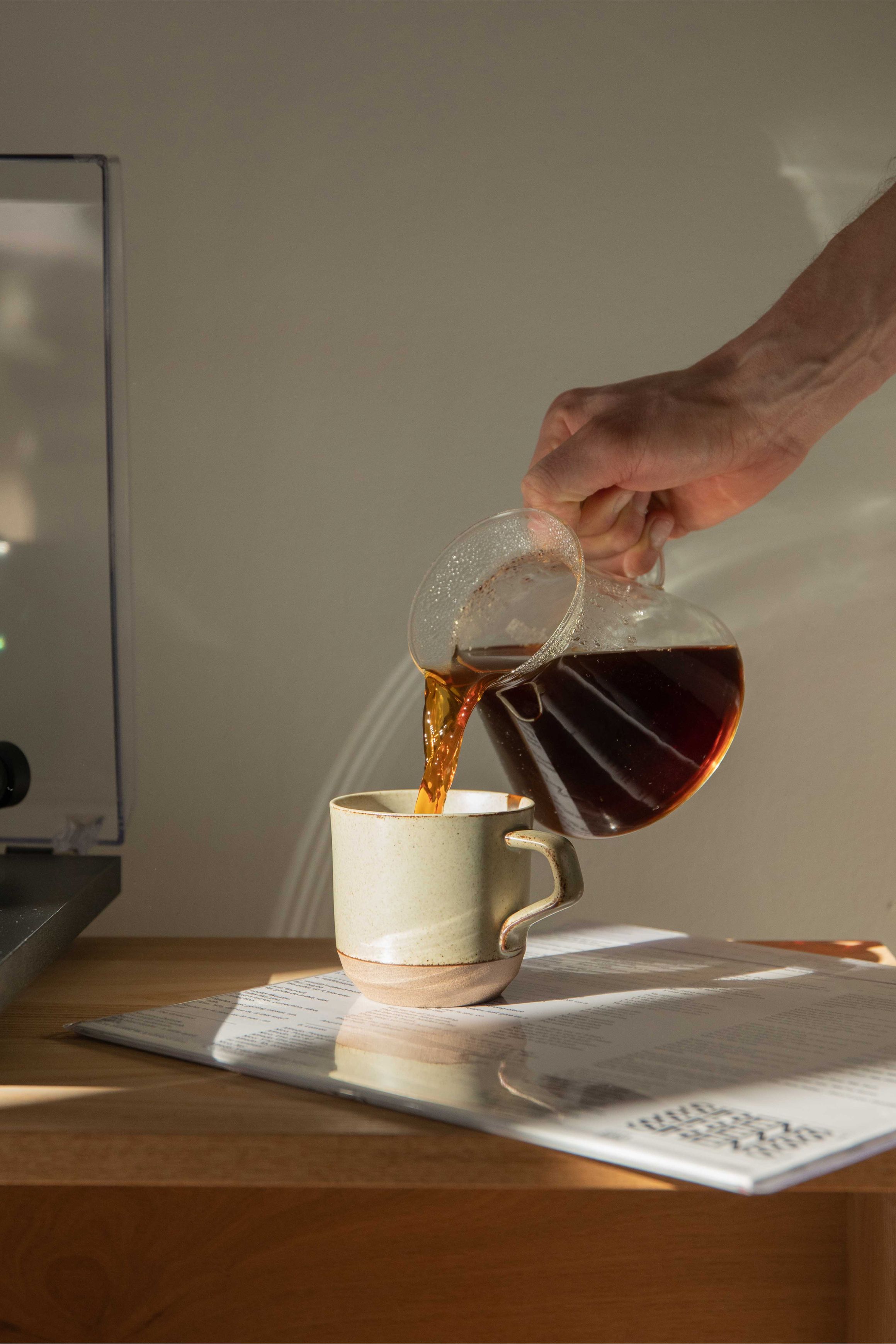 En som heller kaffe i en kopp