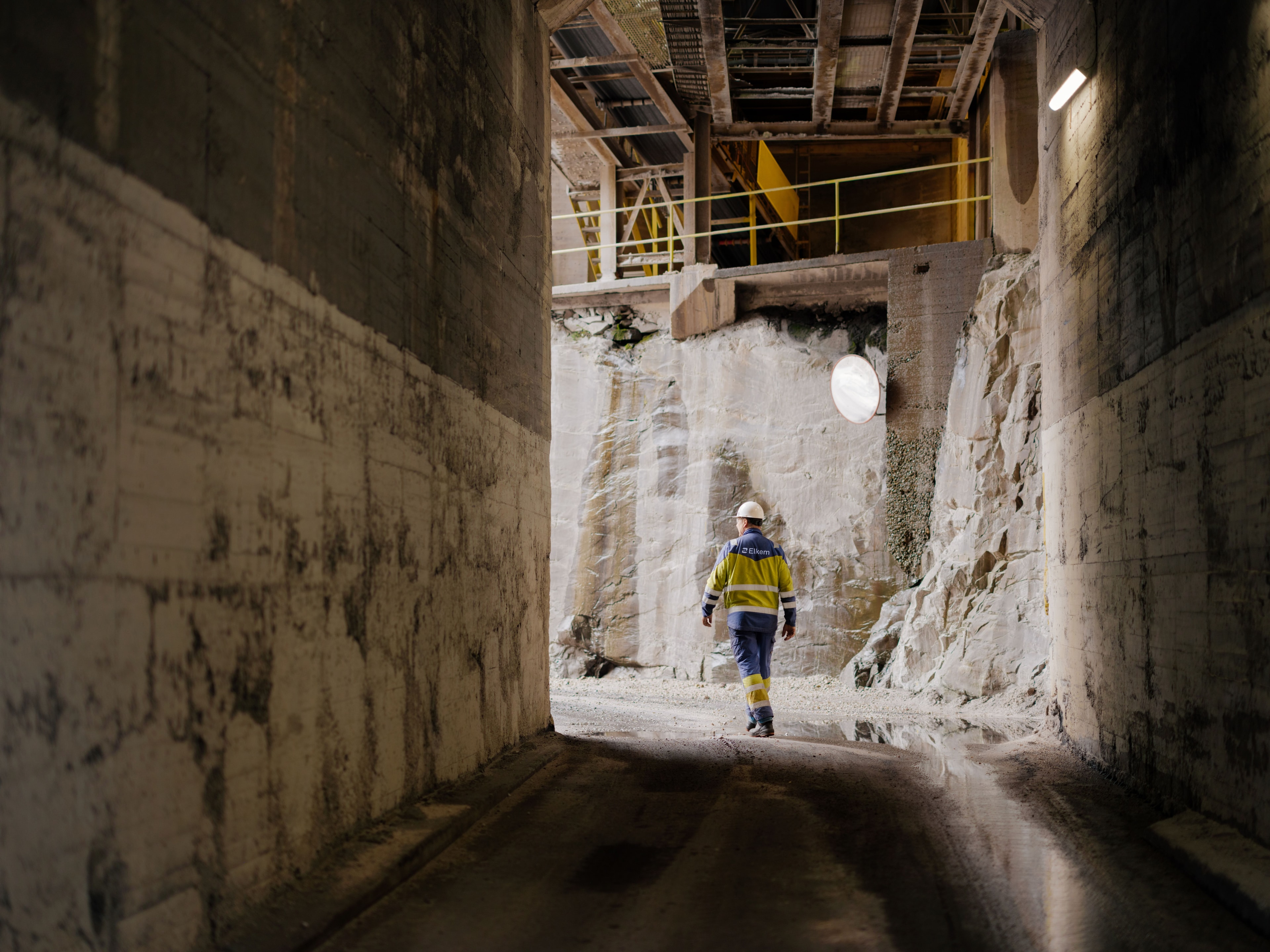 Ansatt går i Elkem fabrikk