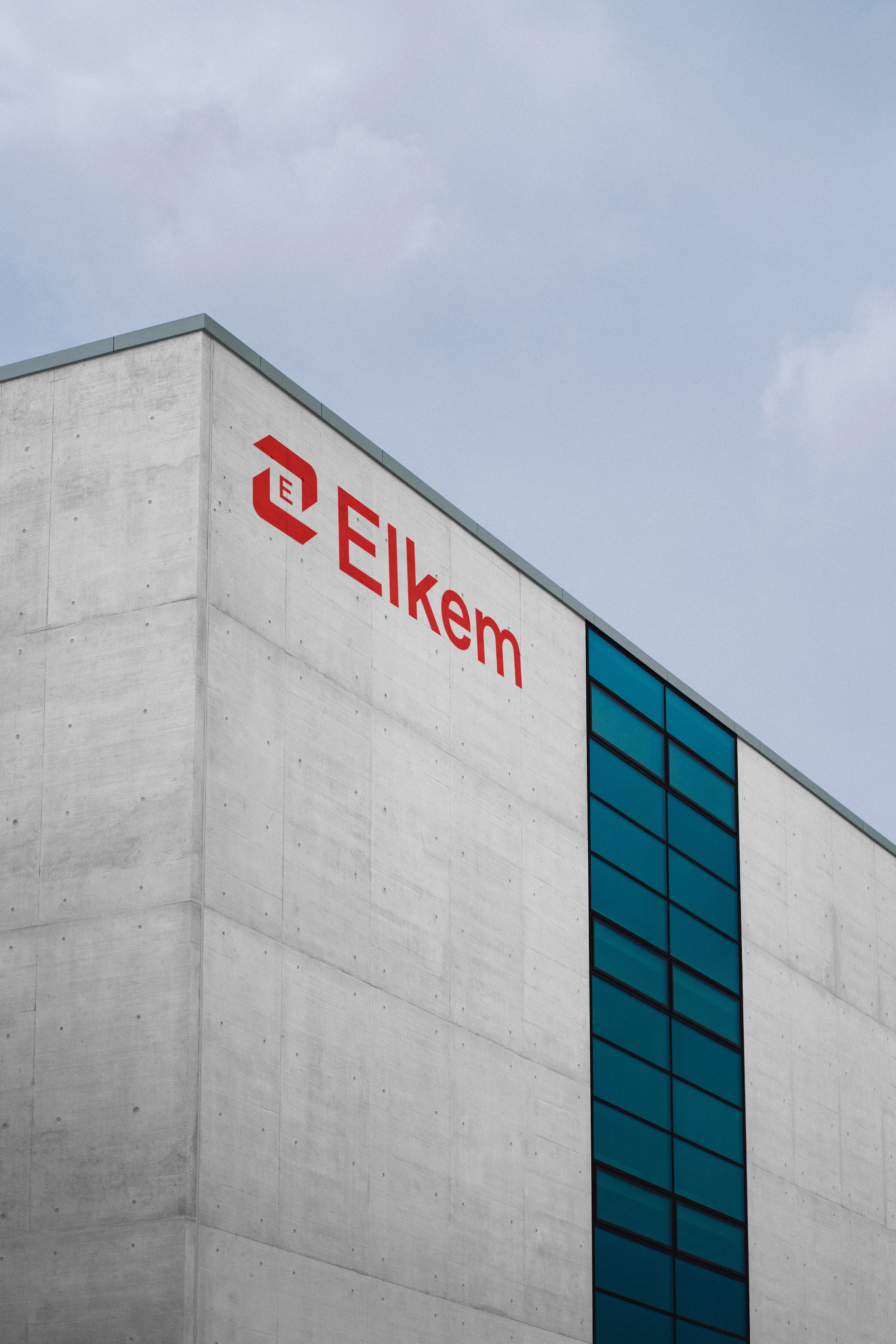 Bygning med Elkem skilt