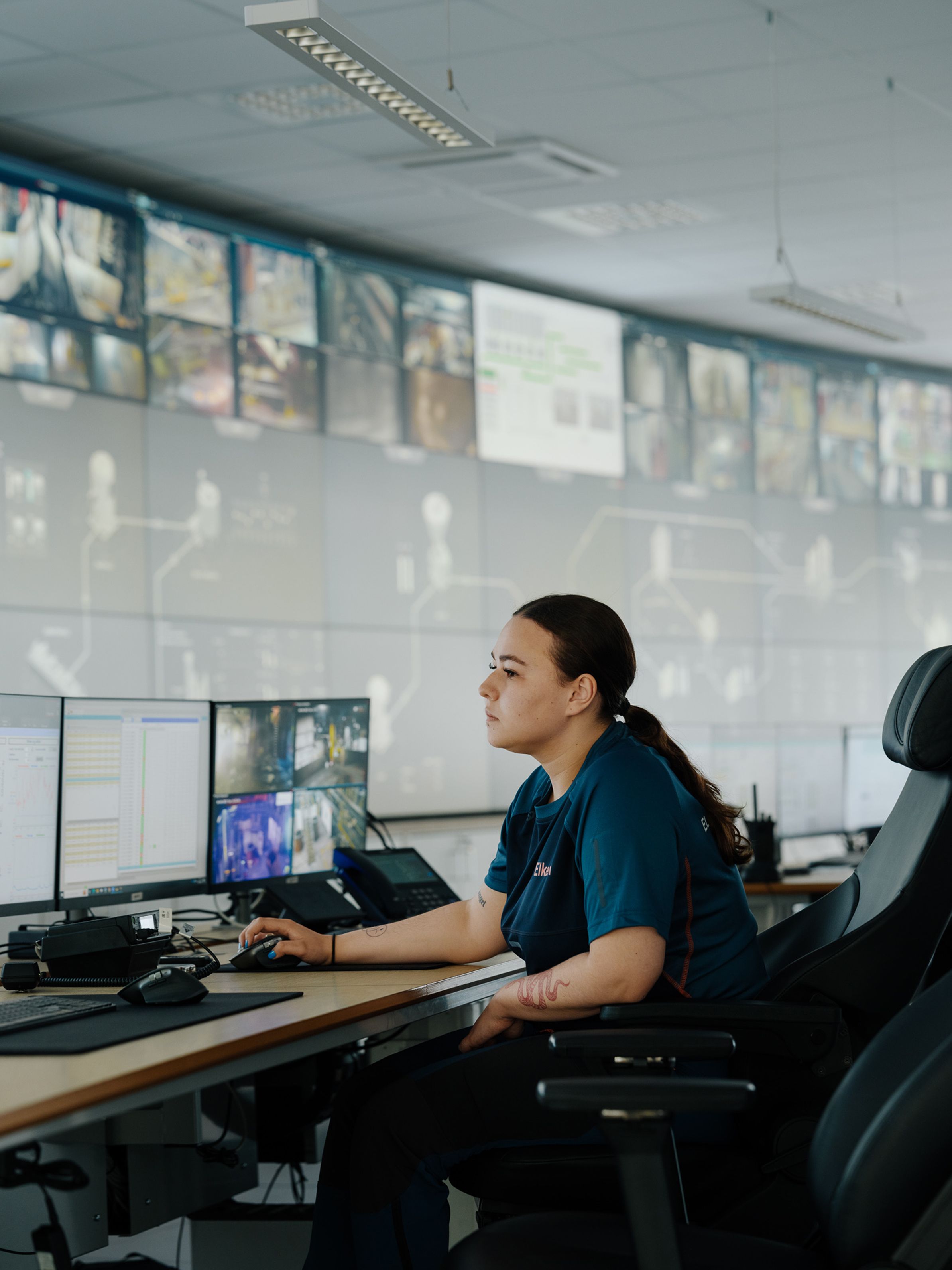 En dame som jobber på kontrollrom